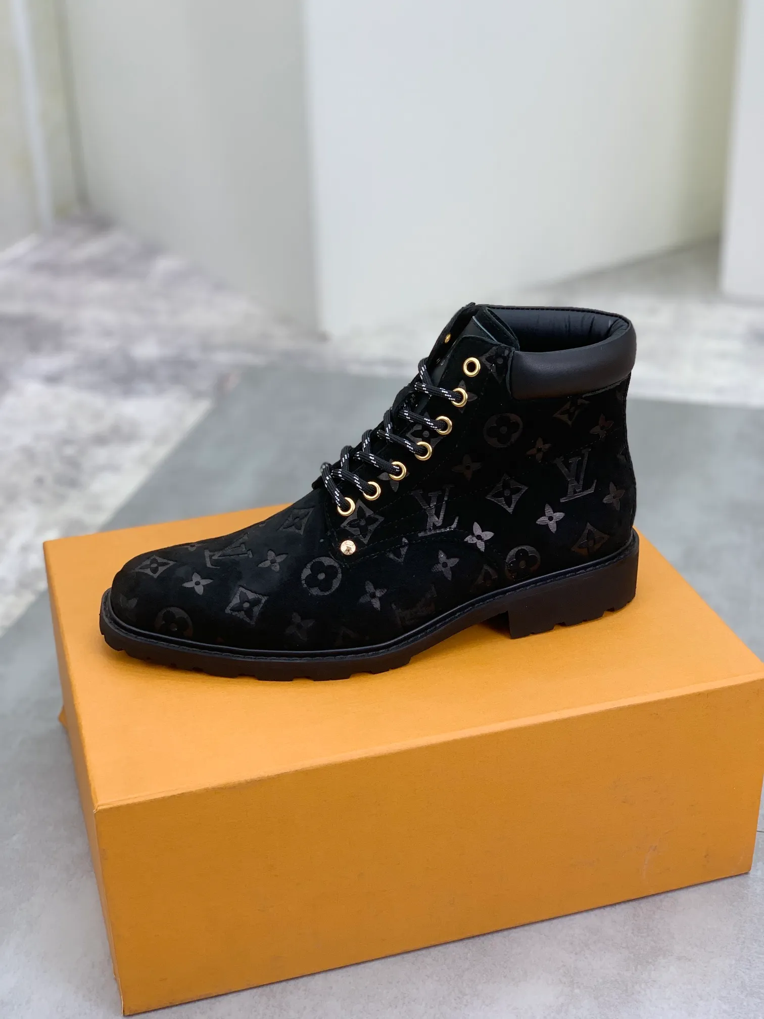 Men's shoes 💰P600 💰【New】🆘Water-dyed cow lining LV Louis Vuitton business high-top leather shoes, made of original imported Italian 🇮🇹 selected calfskin, full cowhide lining, carefully handmade by professional shoemakers, the original version is specially designed for wear-resistant outsole. Standard code: 38-44 3⃣️color🉑️select